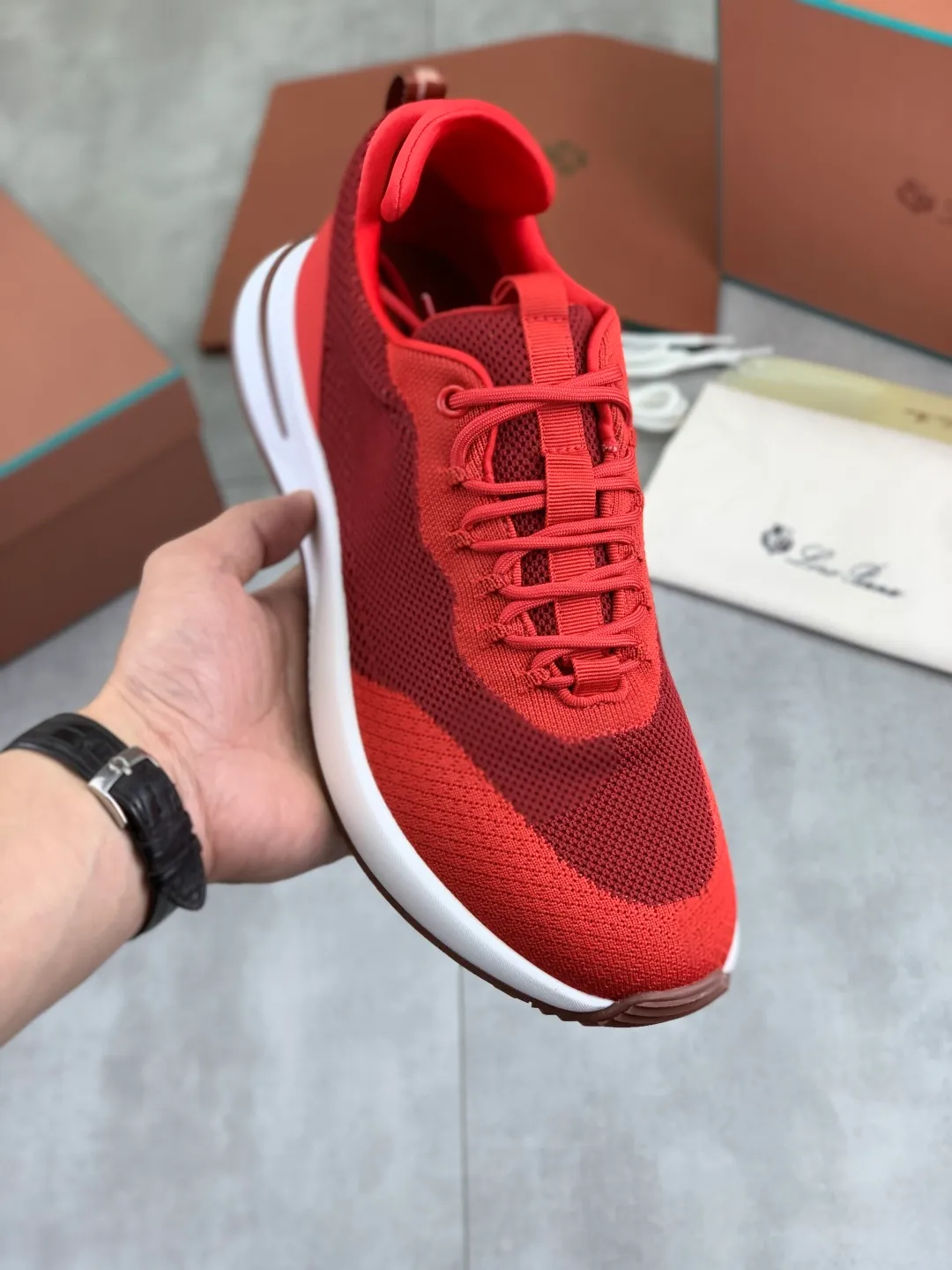 Men's men's shoes 💰P542 New style 💰High quality The latest casual shoes Loro Piana 💯Top grade💯Buy the original copy💯 Founded the existing Loro Piana company on April 24, 1924. The family has been operating for the sixth generation, providing top quality products to customers who are discerning in taste and quality. Imported original fly woven fabrics with cowhide fabric, plain calfskin lining, hand-stitched threads with cowhide feet, original packaging, high-end outsole, size: 38-46, multiple colors available, complete package
